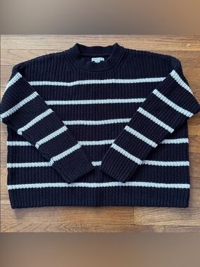 🦅 American Eagle black/cream striped sweater. Size S.